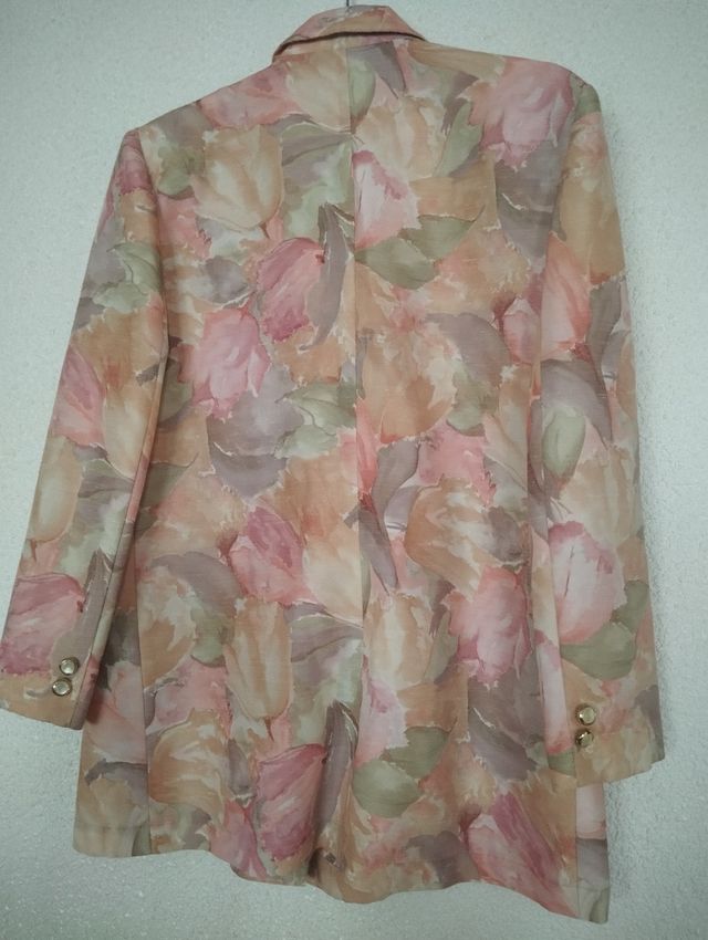 Chaqueta estampada beige y rosa manga larga