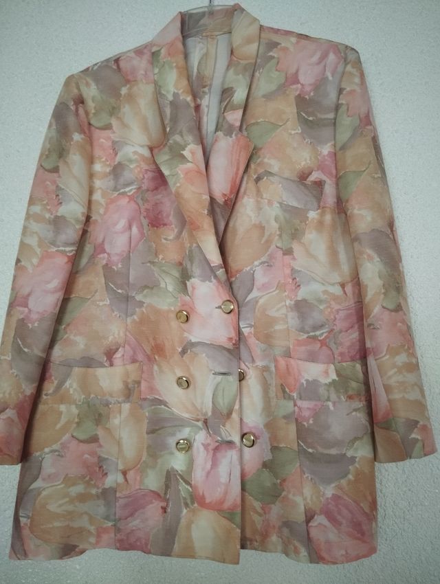 Chaqueta estampada beige y rosa manga larga
