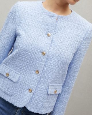 Chaqueta azul y chaqueta blanca 