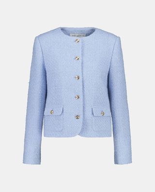 Chaqueta azul y chaqueta blanca 