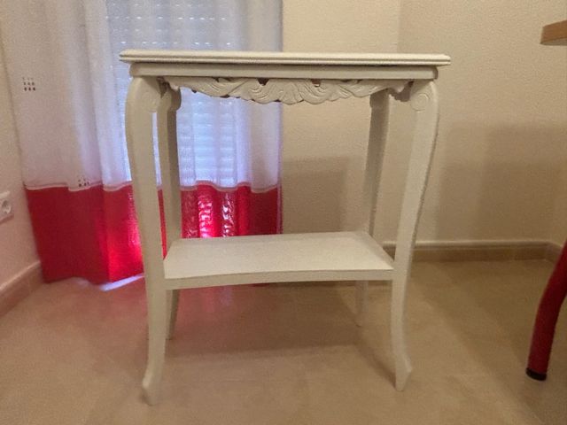 Mesita recibidor beige madera con patas retorcidas