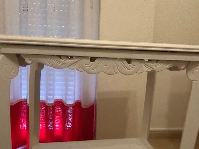 Mesita recibidor beige madera con patas retorcidas