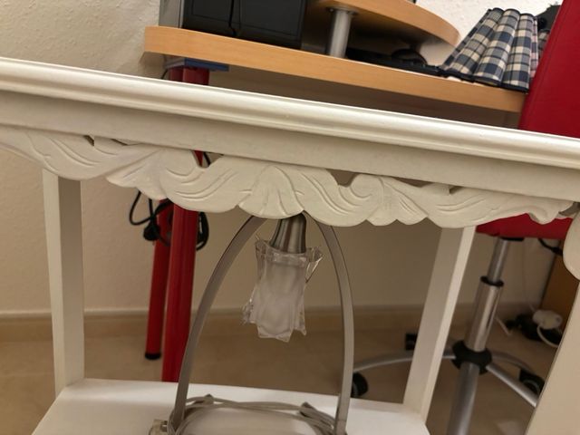 Mesita recibidor beige madera con patas retorcidas