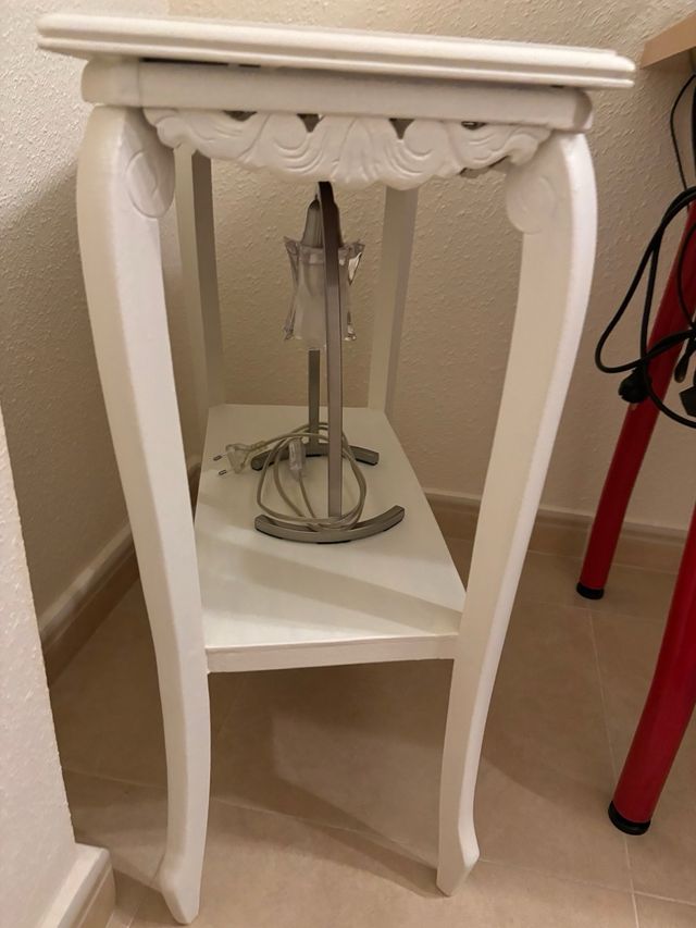 Mesita recibidor beige madera con patas retorcidas