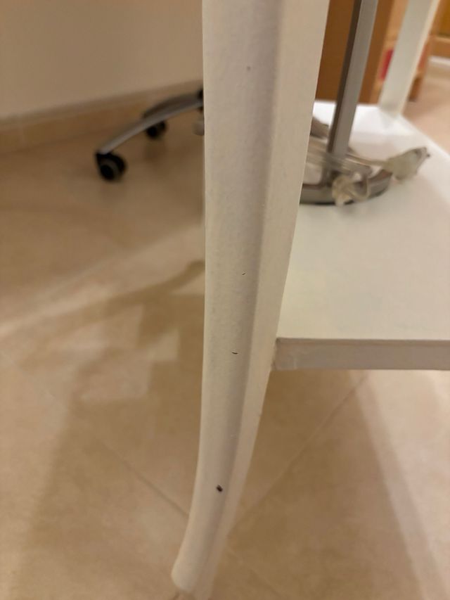 Mesita recibidor beige madera con patas retorcidas