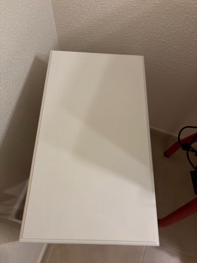 Mesita recibidor beige madera con patas retorcidas