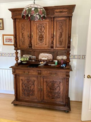 Mueble antiguo de madera tallada