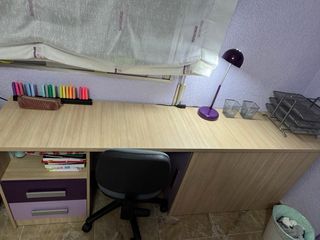 Escritorio juvenil - beige y morado