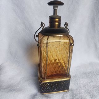 Licorera vintage con caja musical – Cristal ámbar