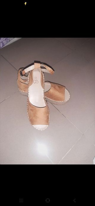 Sandalias planas camel