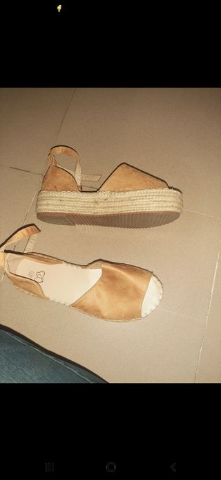 Sandalias planas camel