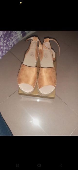 Sandalias planas camel