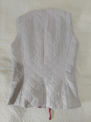 Preciosa chaqueta sin mangas de la marca Harrods. 