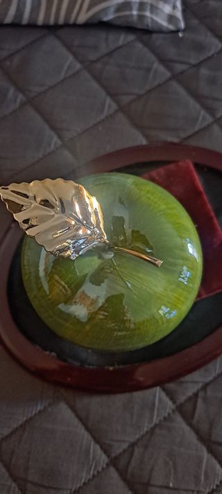 Mela fermacarte verde | Ceramica e metallo