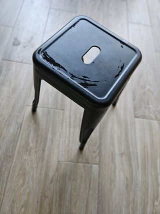 Taburete bajo metálico negro