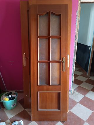 Puerta madera clásicas con cristal.