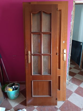 Puerta madera clásicas con cristal.