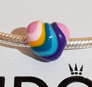 Charm corazón colores.