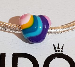 Charm corazón colores.