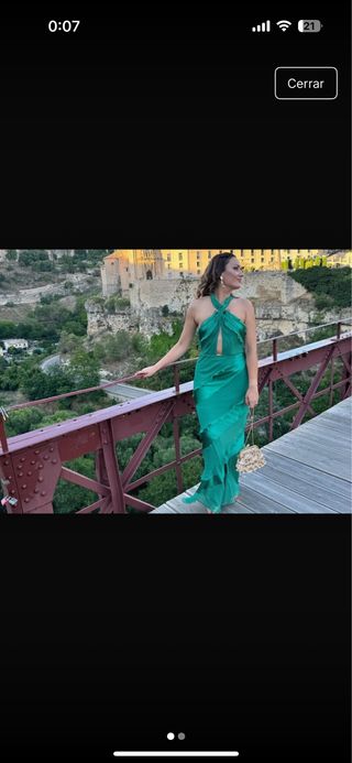 Vestido largo ASOS verde usado en una boda.