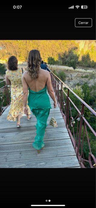 Vestido largo ASOS verde usado en una boda.