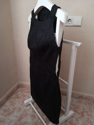 Vestido negro entallado