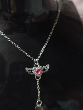 Collar con dije de alas y corazón
