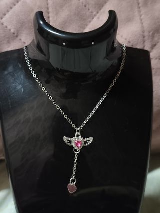 Collar con dije de alas y corazón