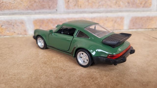 Porsche 911 1976 escala