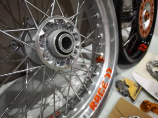 Se rifa 10€ el número. Kit Supermotard Excel Takas