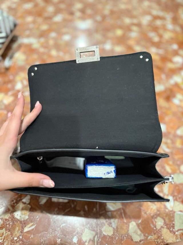 Bolso bandolera negro efecto cocodrilo