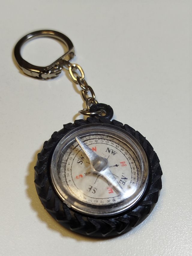 Llavero de brújula con forma de rueda