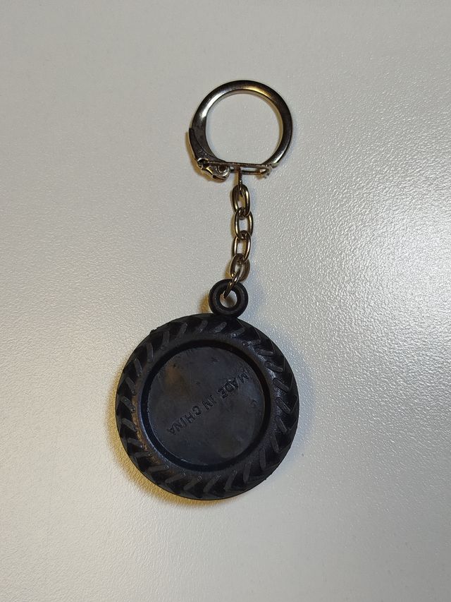 Llavero de brújula con forma de rueda