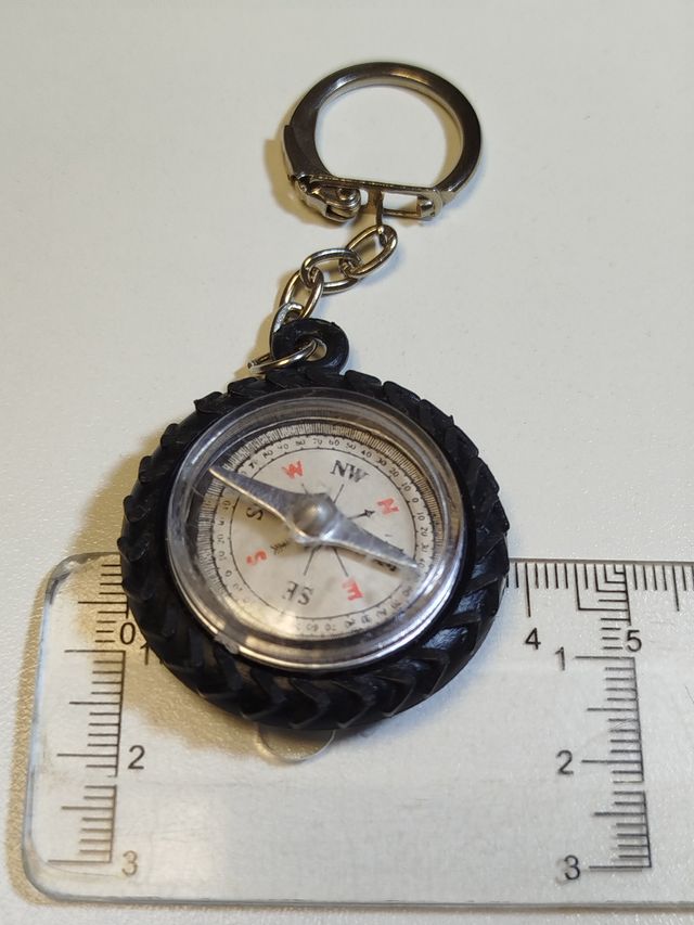 Llavero de brújula con forma de rueda