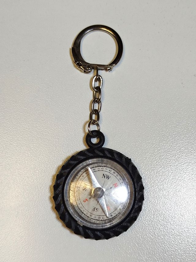 Llavero de brújula con forma de rueda