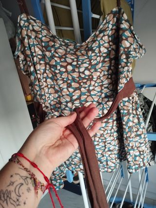 Preciosa blusa de tirantes con estampado de piedra