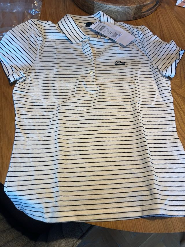 Polo Lacoste rayas blancas y azul marino. Auténtio