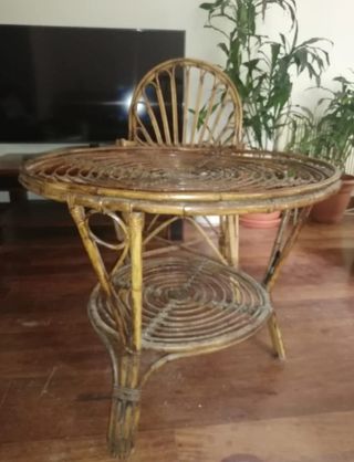 Mesa y 2 sillas  de caña  mimbre vintage