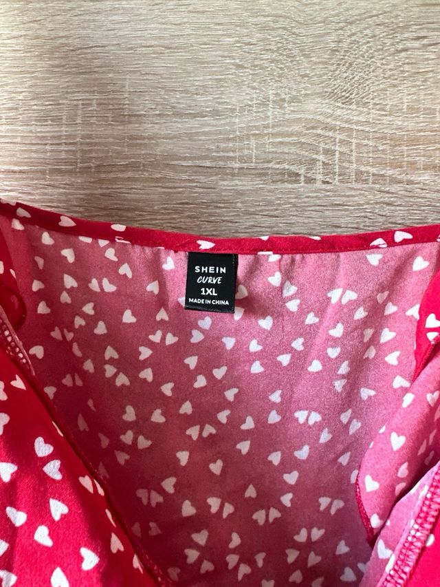 Vestido rojo estampado corazones