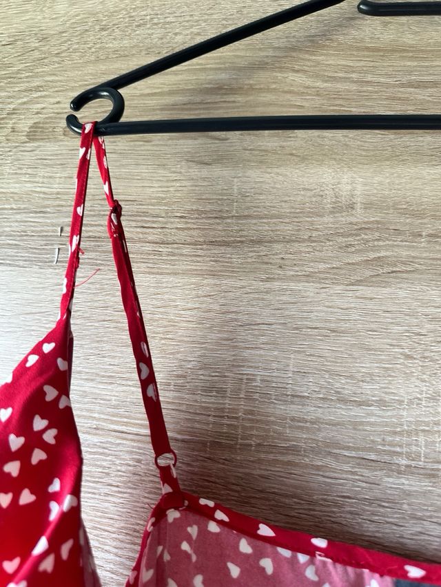 Vestido rojo estampado corazones