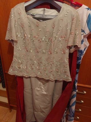 Precioso vestido de madrina verde con bordeados