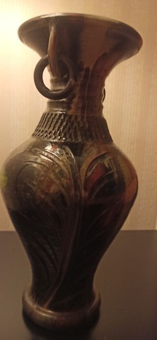 Jarrón cerámico rojo y negro