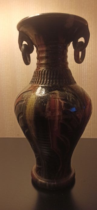 Jarrón cerámico rojo y negro