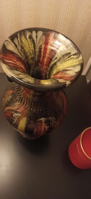 Jarrón cerámico rojo y negro