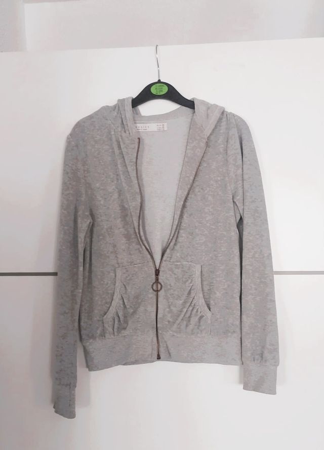 Sudadera gris con capucha