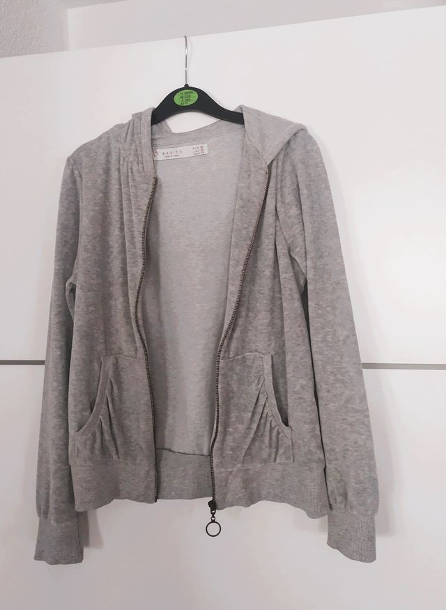 Sudadera gris con capucha