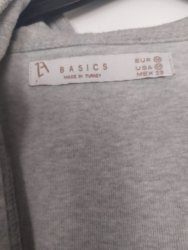 Sudadera gris con capucha