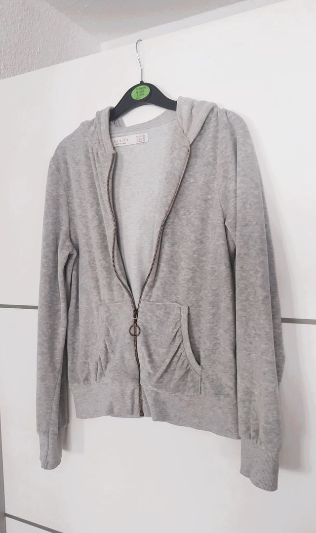 Sudadera gris con capucha