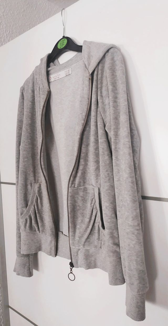 Sudadera gris con capucha