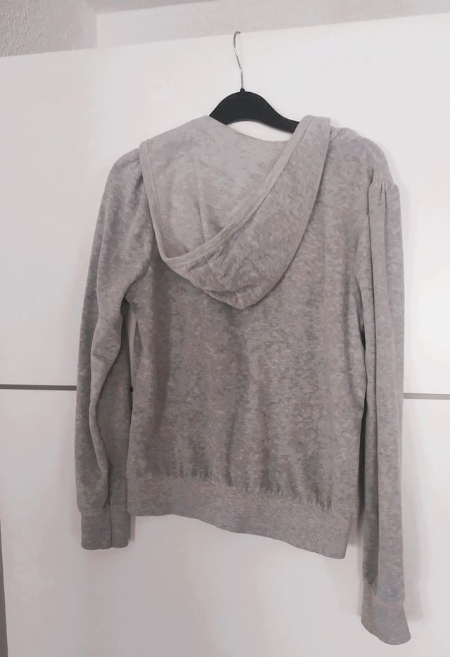 Sudadera gris con capucha